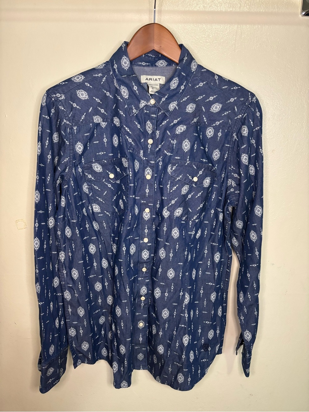 Ariat Woman’s Blue Western Snap Long Sleeve Shirt L Aztec Print Rodeo Cowgirl
